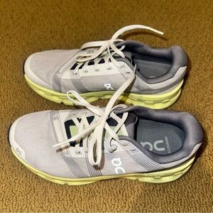 Women’s On Cloudgo Senakers Size 8